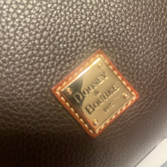DOONEY & BURKE BROWN LEATHER PURSE - Picture 5 of 9